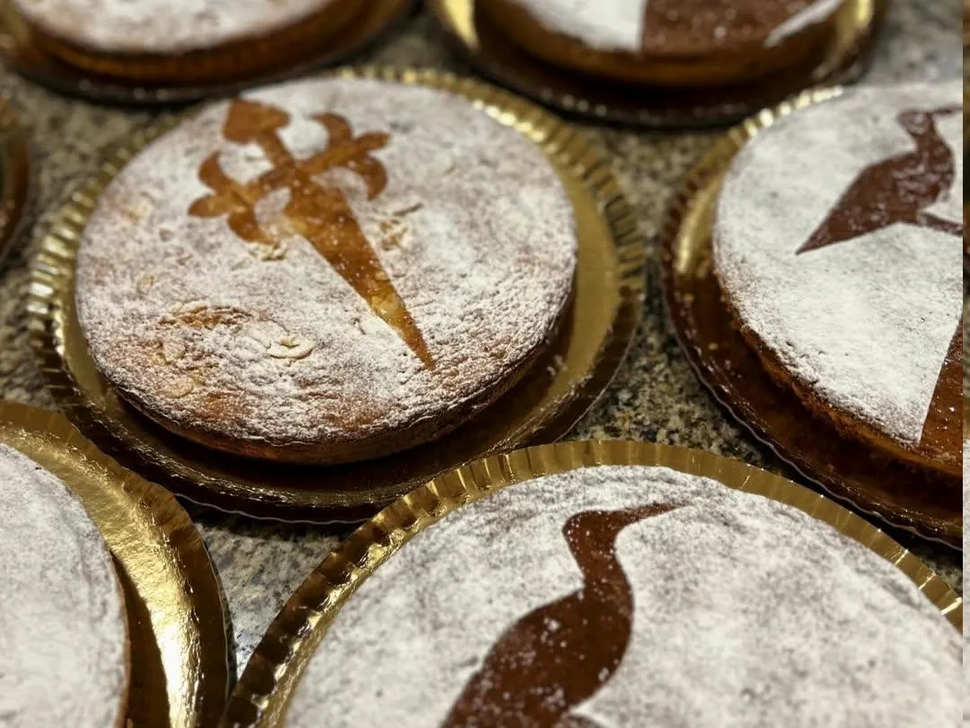 Tarta de Santiago con cruz